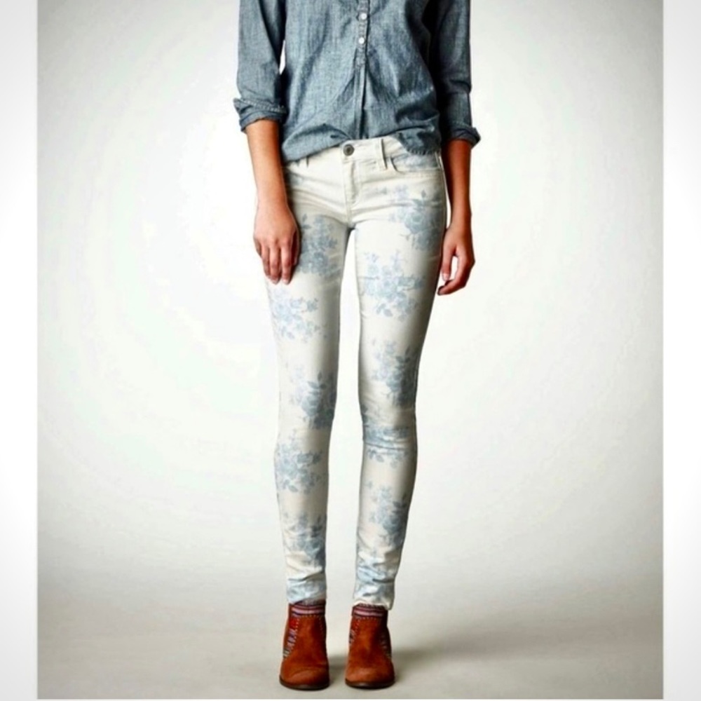 White and blue floral american eagle jeggings